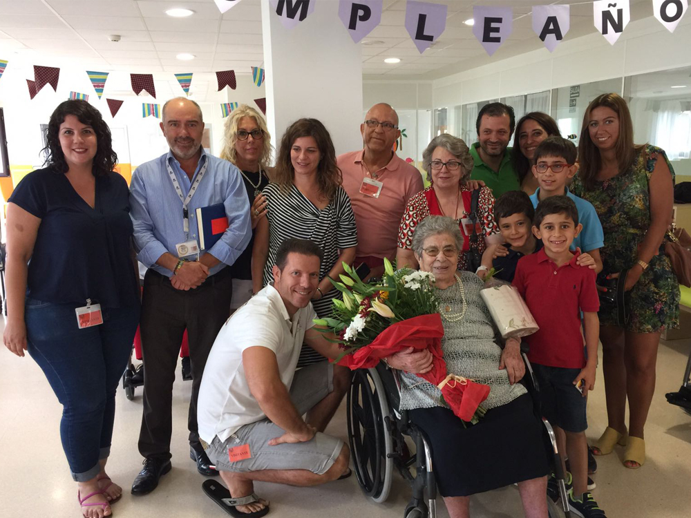 Eva Delgado junto a la homenajeada y su familia