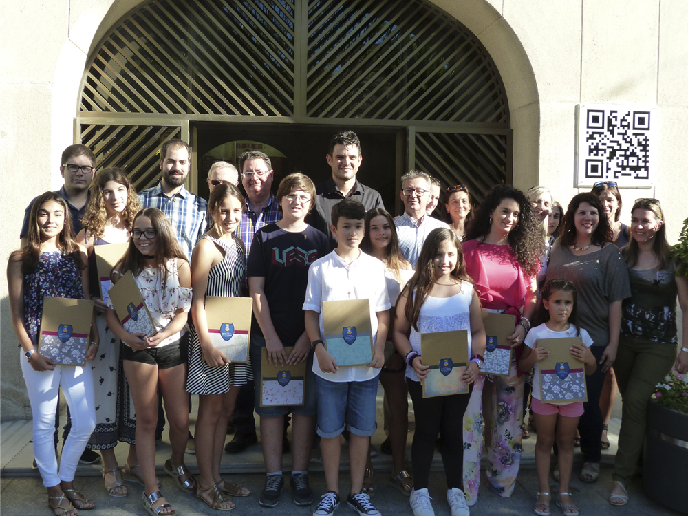 El alcalde de Sant Joan, Jaime Albero, junto a los menores premiados