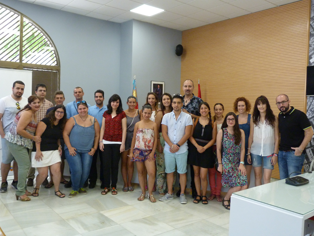 FOTO GRUP JOVENES INCORPORATS A LA PLANTILLA MUNICIPAL, JUNTAMENT AMB EL REGIDOR I LA TÈCNIC D'ADL