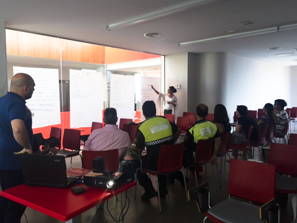  Foto de diversos dels participants, entre els quals es troben membres de la policia local, assistint a una d'aquestes sessions