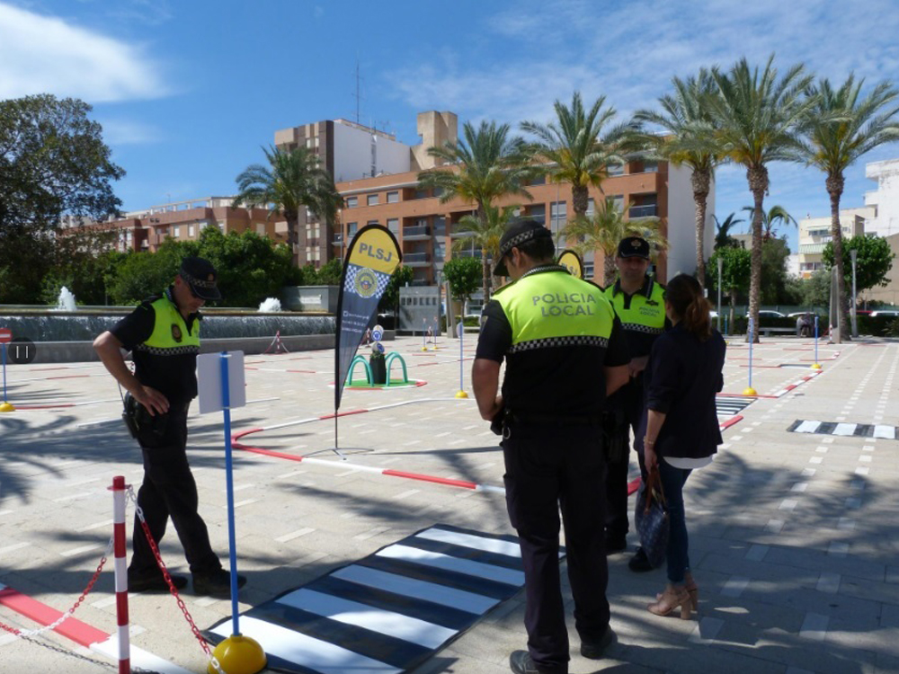 Varios policías en el nuevo parque vial móvil