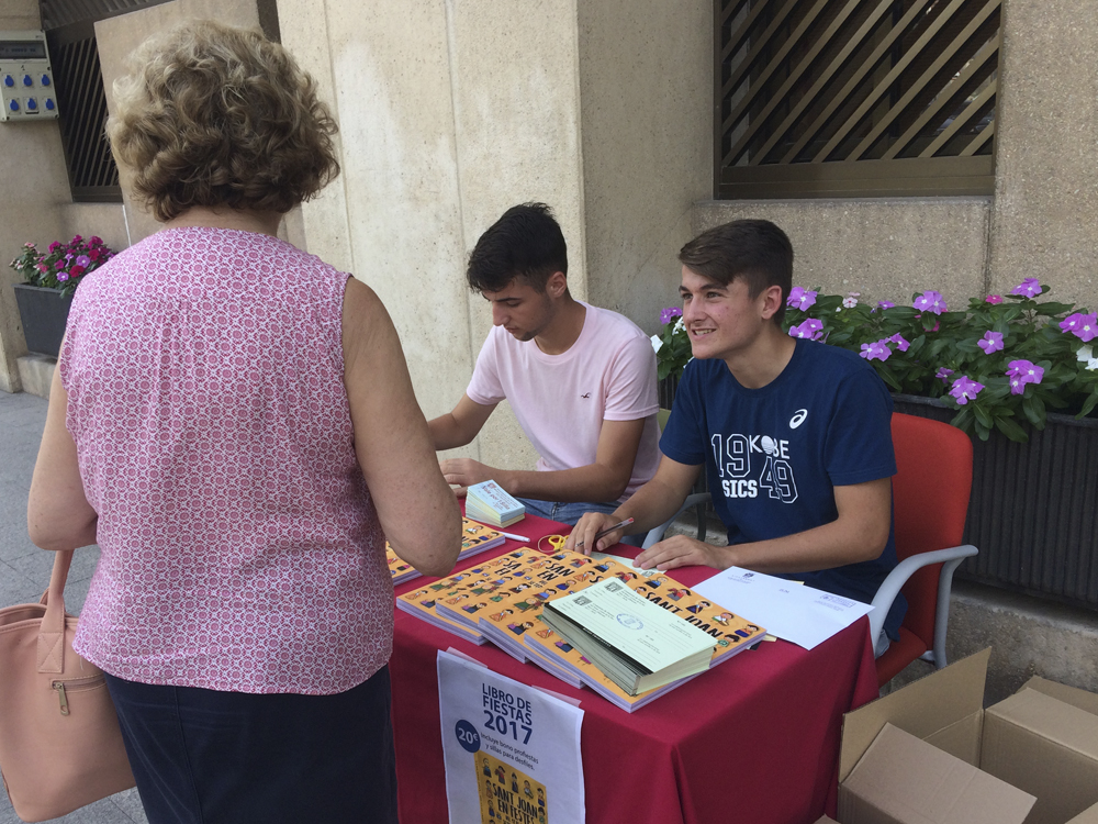 Una mujer comprando en el punto de venta de la Plaza de España de Sant Joan