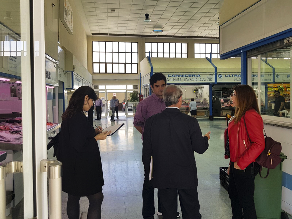 Autoridades durante la reunión en el Mercado Municipal