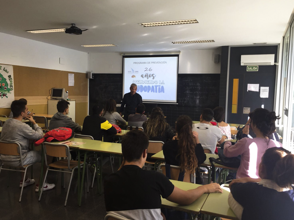 José Antonio Castaño junto a los alumnos del IES Lloixa