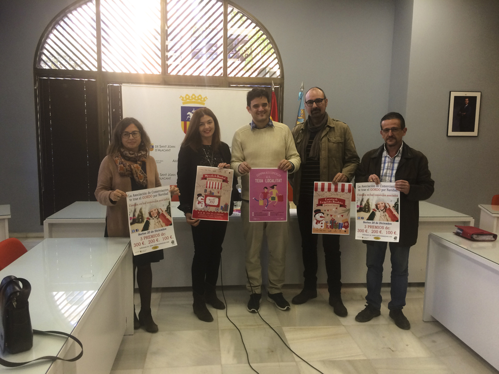 Alcalde i regidors junt amb a l'Associació de Comerciants