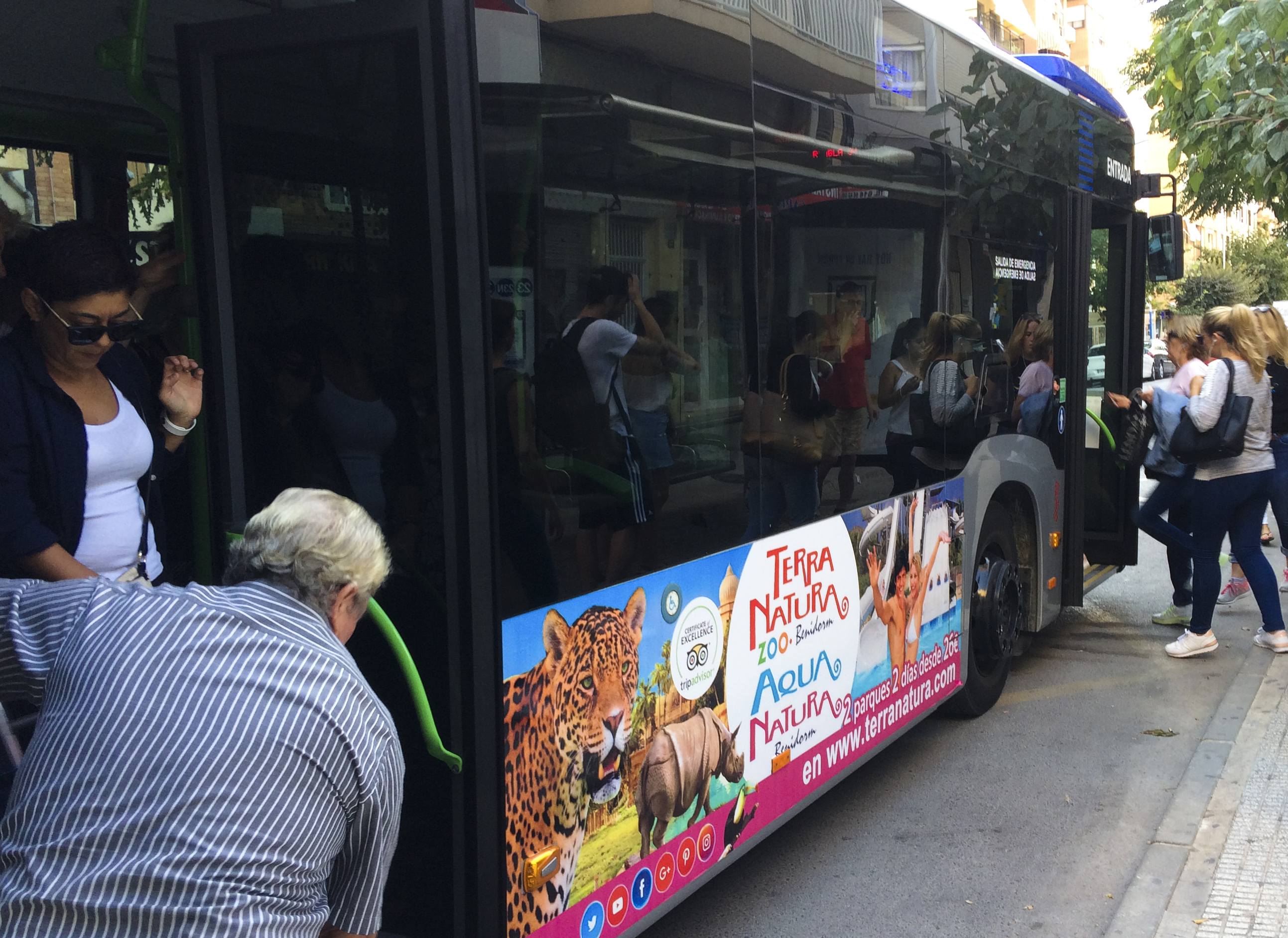 Vecinos utilizando el transporte público