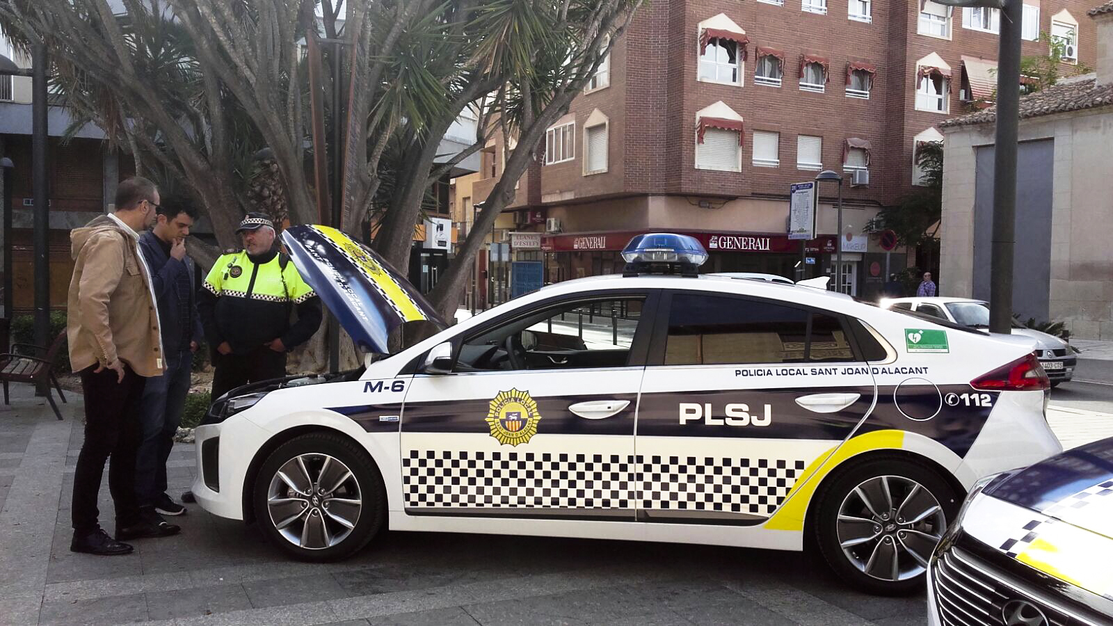 Jaime Albero y Manel Giner junto a un intendente de la policía y el nuevo vehículo turismo