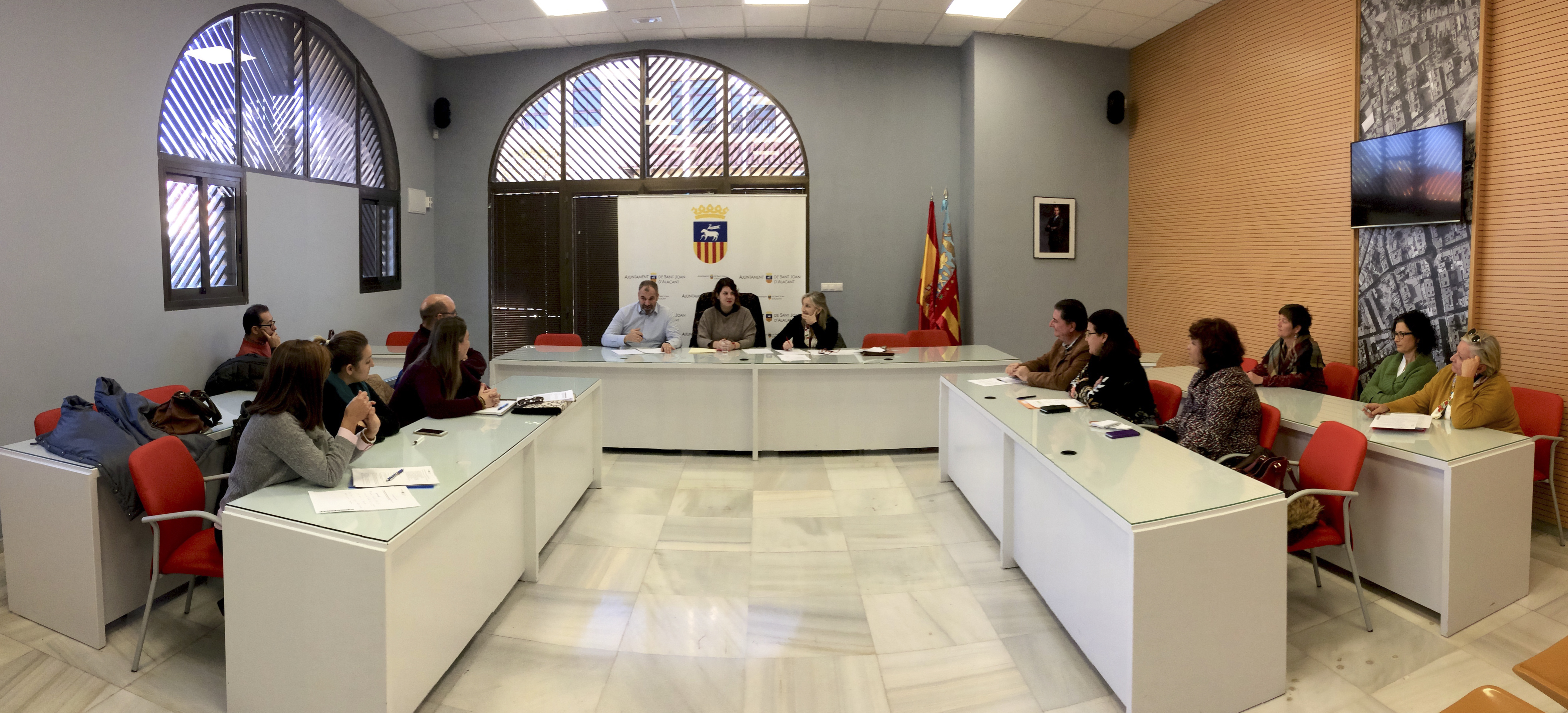 Foto del Consell Escolar Municipal durant la reunió