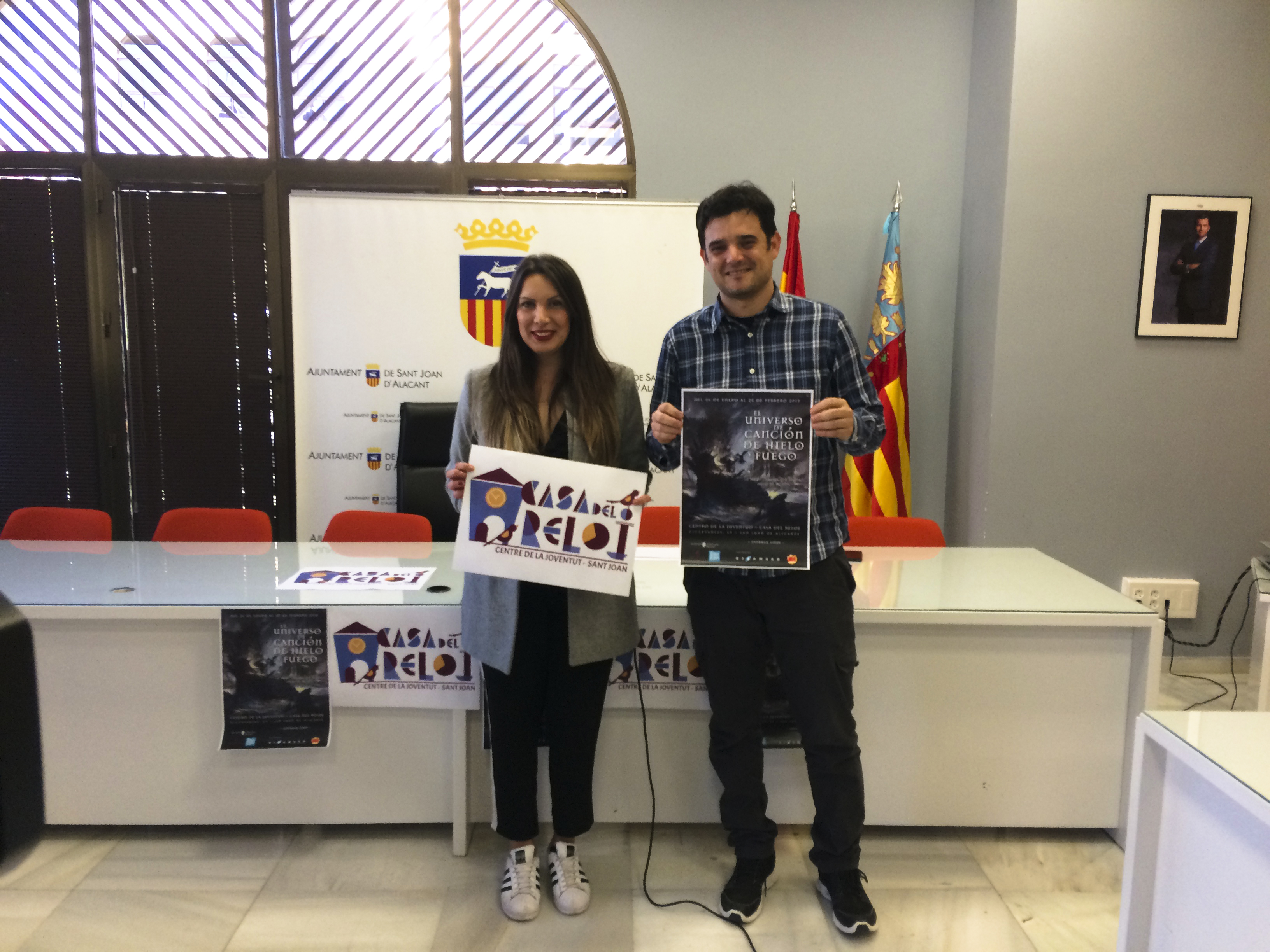 Clara Rodríguez i Jaime Albero mostren el logo i el cartell de la iniciativa