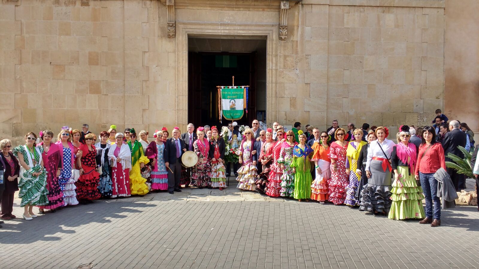 Miembros de la Casa de Andalucía frente a la Parroquia