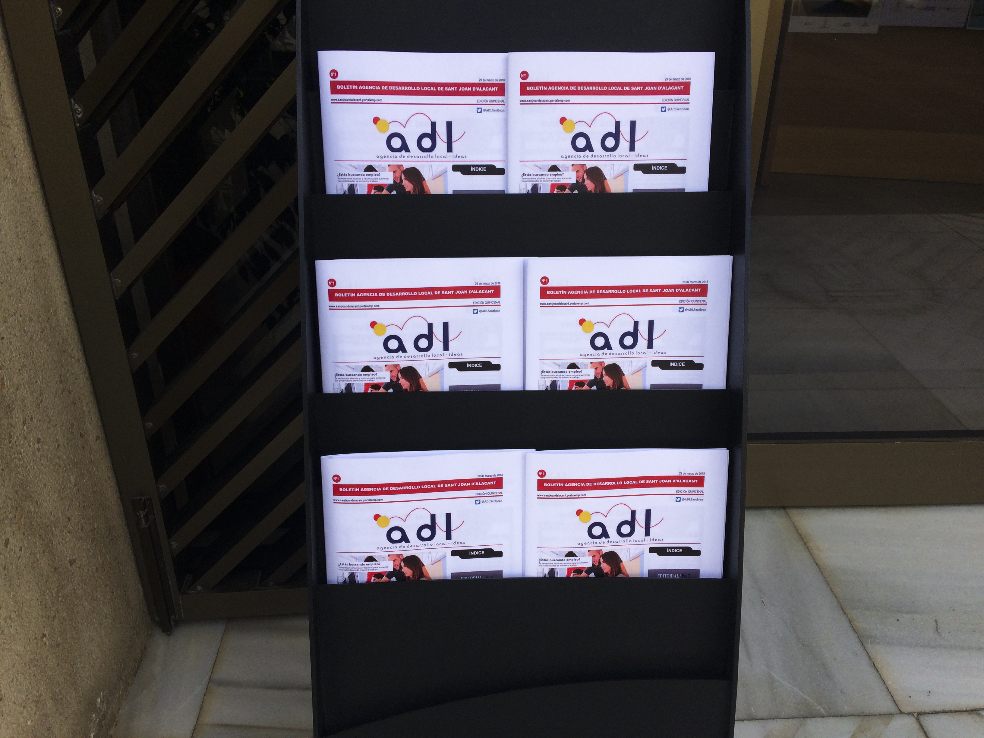 Stand del ayuntamiento con el boletín de la ADL