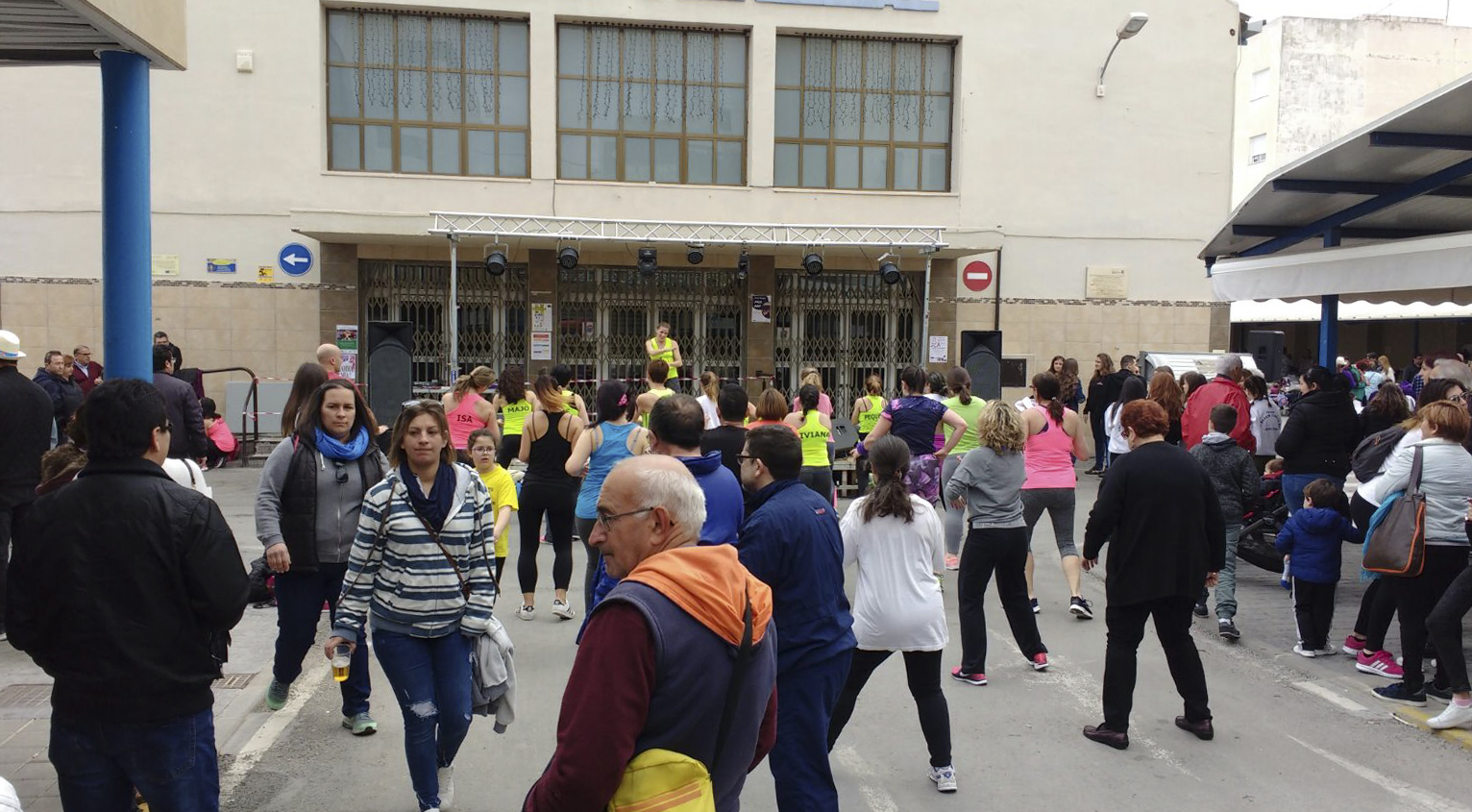 Festeros y festeras durante la sesión de zumba