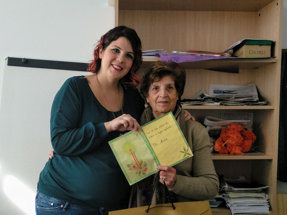 concejala de Tercera Edad junto a la ganadora, Paquita Giner