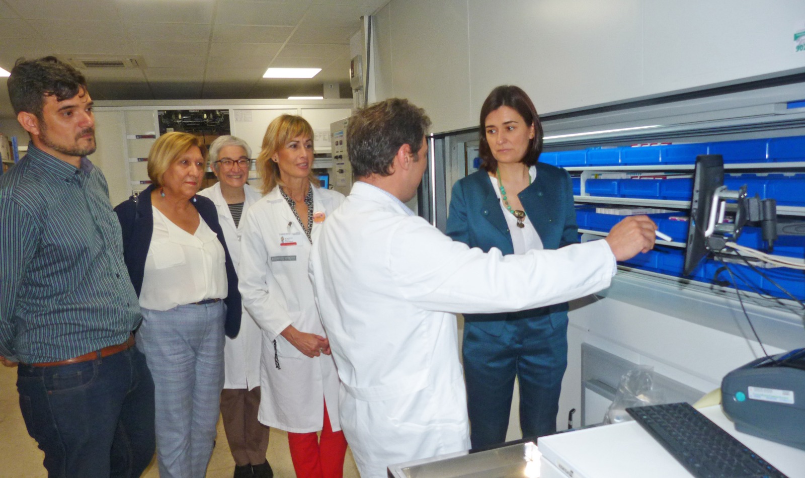 Jaime Albero y Carmen Montón en el reformado Servicio de Farmacia