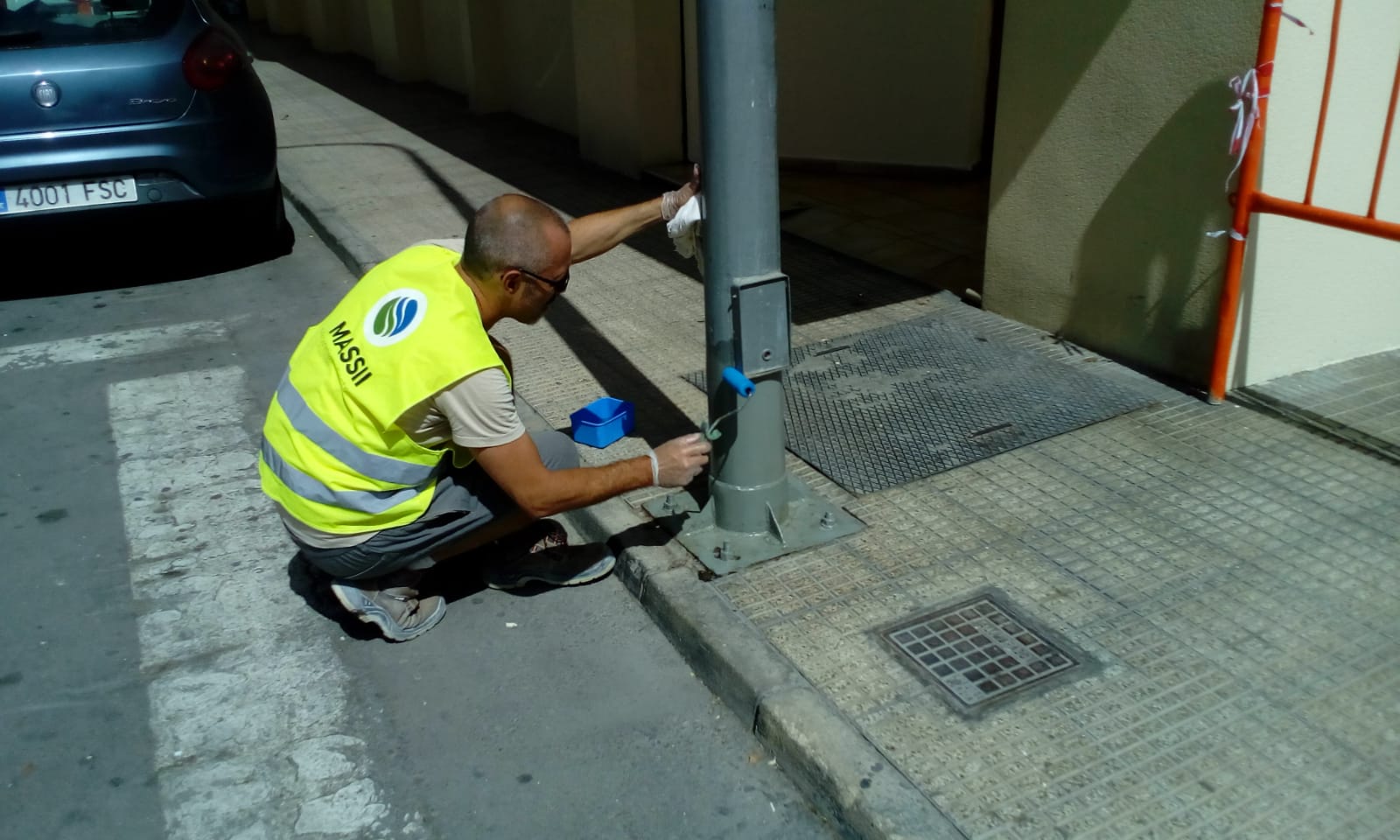 Operario aplicando el tratamiento sobre una farola