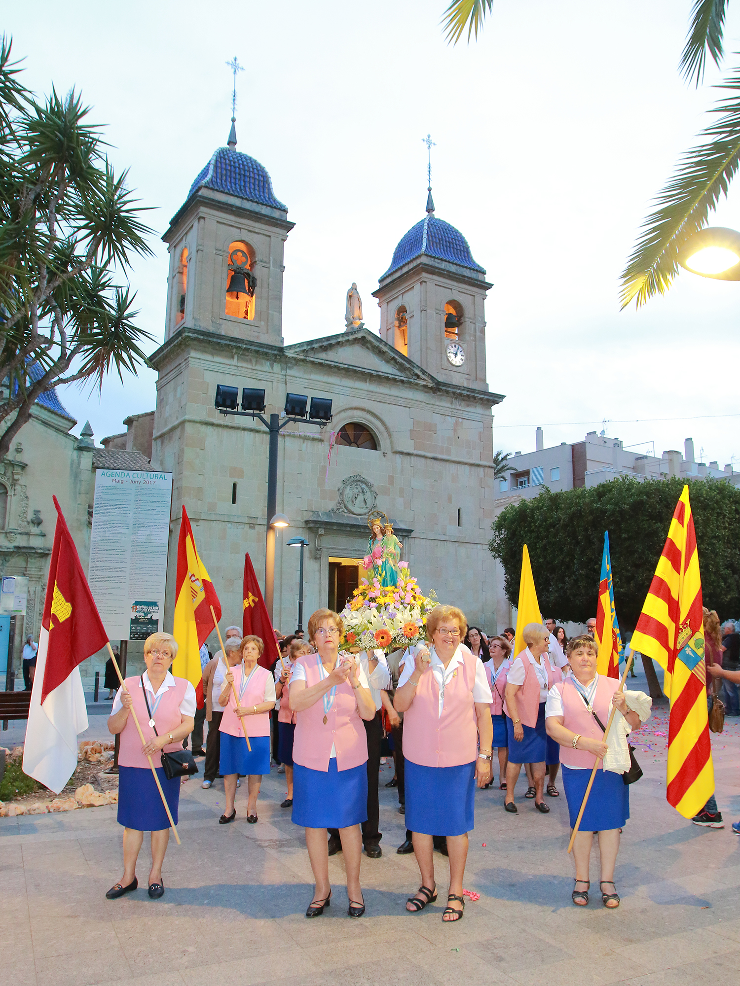 Asociación María Auxiliadora frente a la iglesia parroquial