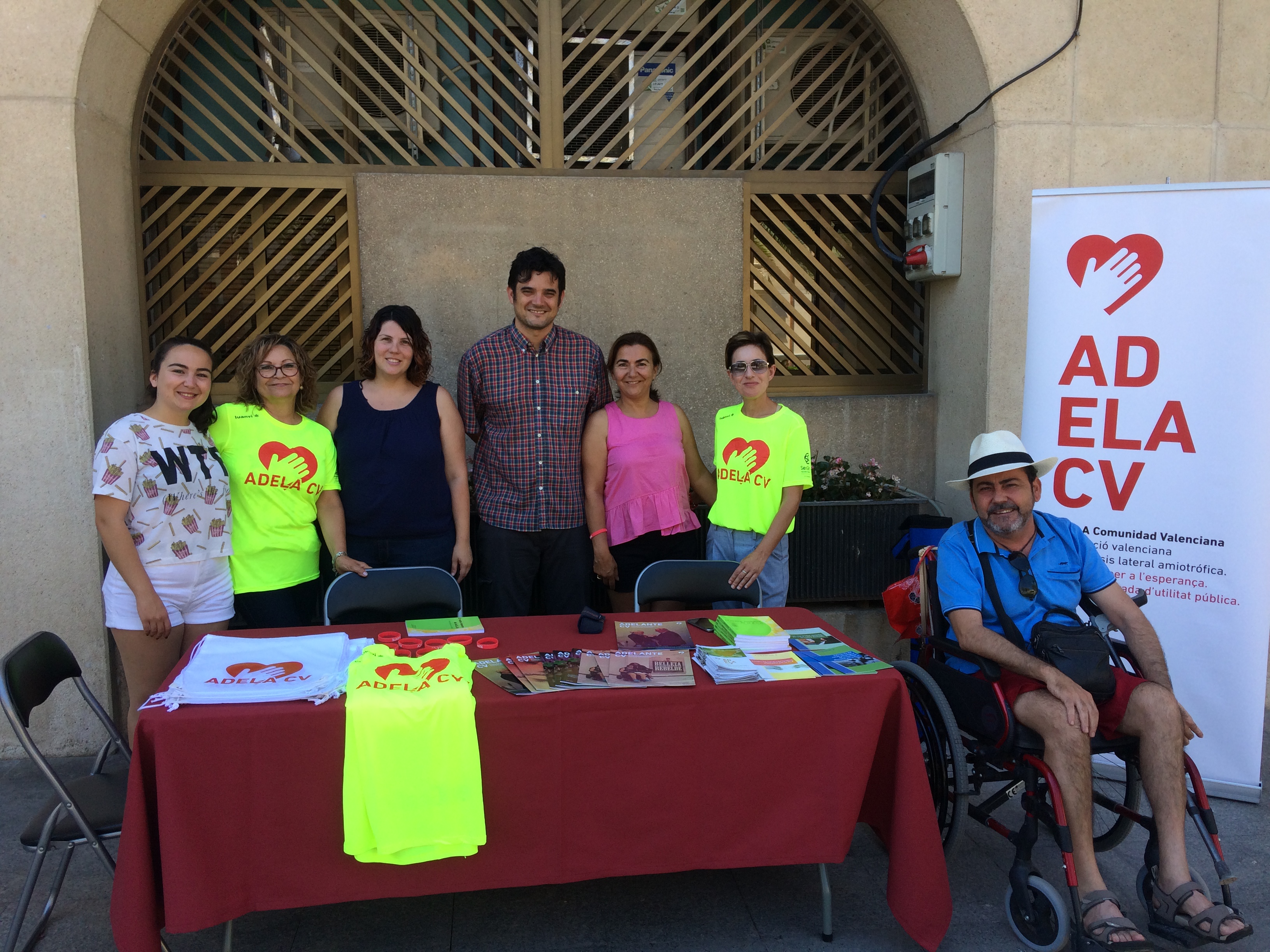 Mesa informativa frente al Ayuntamiento