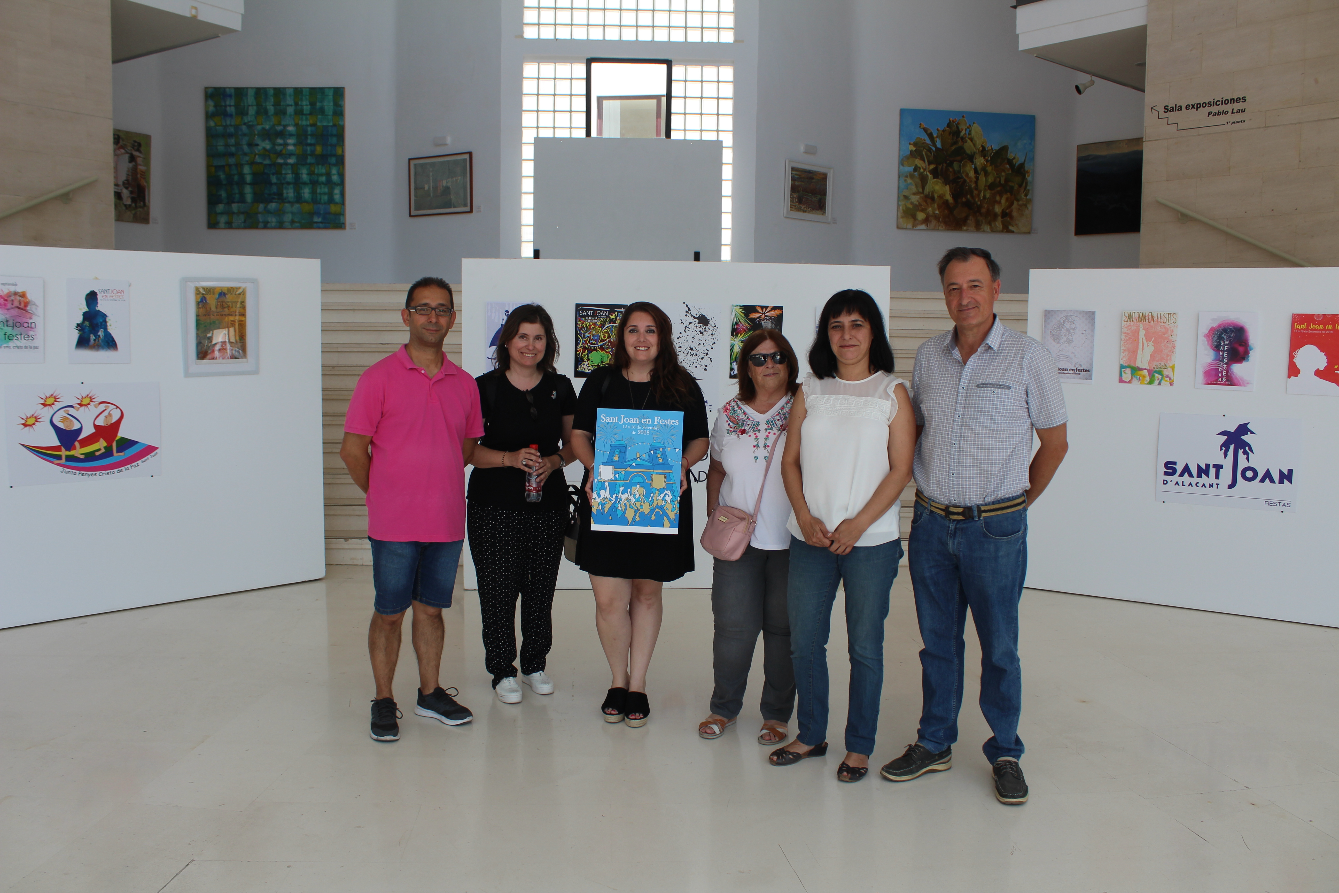 Jurado del concurso con la obra ganadora