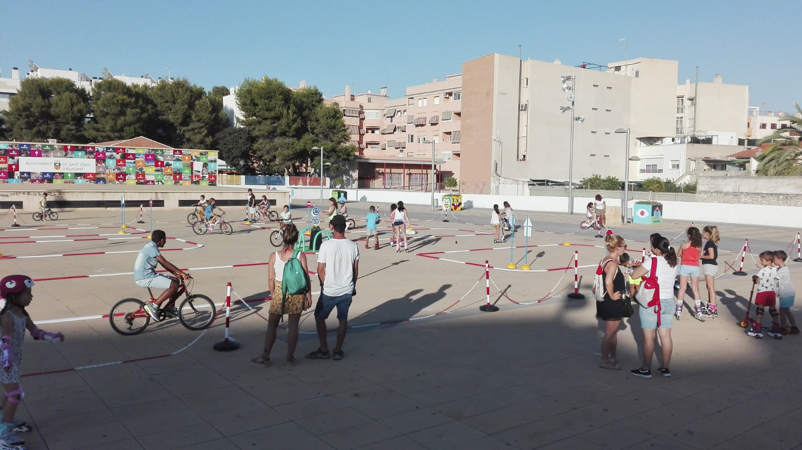 Plaça de L'Ordana repleta de gent disfrutant del Dimecres sobre Rodes