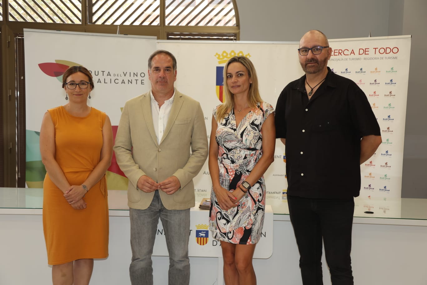 En la foto Lourdes Rubio, Grte. Ruta del Vino, Santiago Román, Alcalde de Sant Joan, María Miñano, Pta. Ruta del Vino y Manel Giner, Concejal de Fomento Económico y promotor de esta iniciativa.