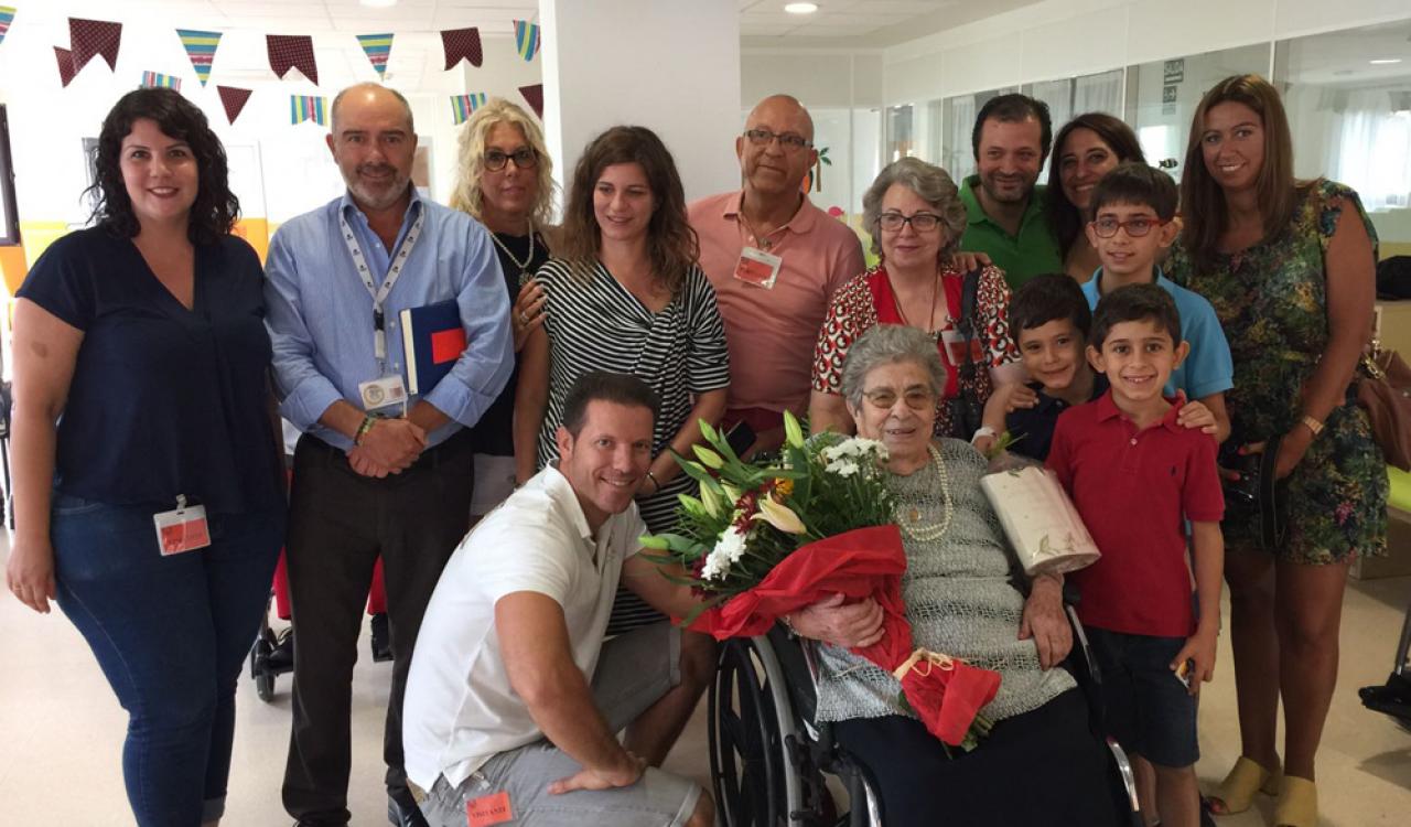 Eva Delgado junto a la homenajeada y su familia