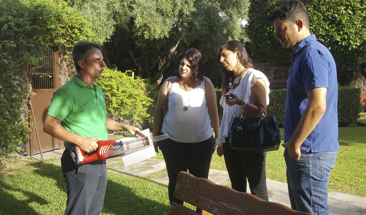 L'alcalde, Jaime Albero, junt a la regidora de Sanitat, Esther Donate, durant les primeres activitats dutes a terme en una de les urbanitzacions privades