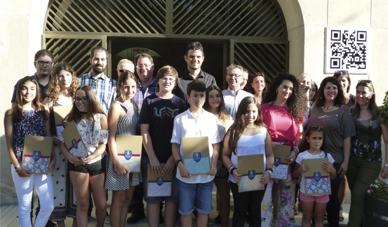 El alcalde de Sant Joan, Jaime Albero, junto a los menores premiados