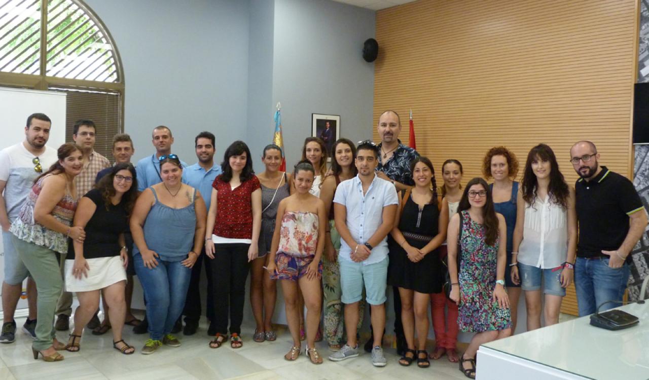 FOTO GRUPO JOVENES INCORPORADOS A LA PLANTILLA MUNICIPAL, JUNTO CON EL CONCEJAL Y LA TÉCNICO DE ADL