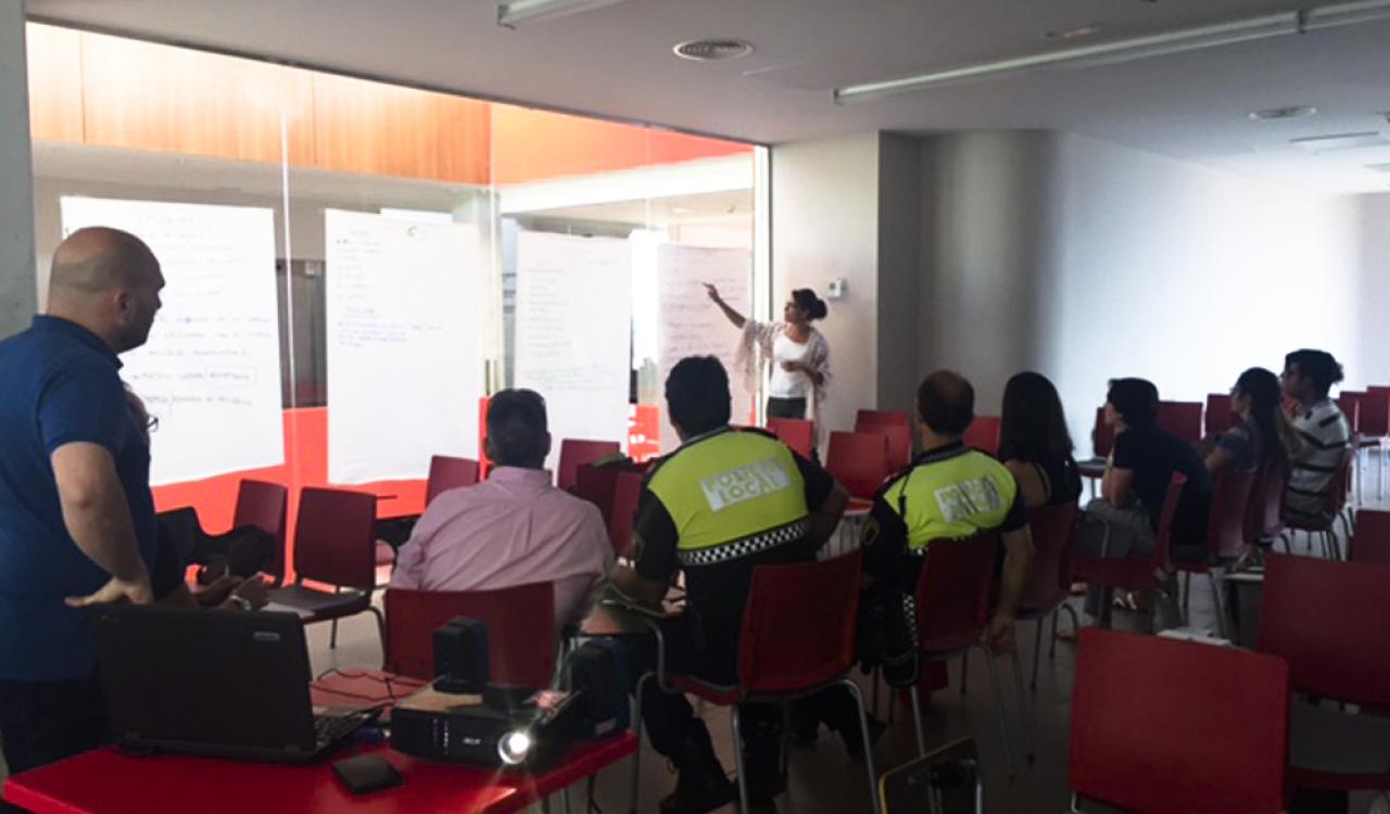  Foto de diversos dels participants, entre els quals es troben membres de la policia local, assistint a una d'aquestes sessions