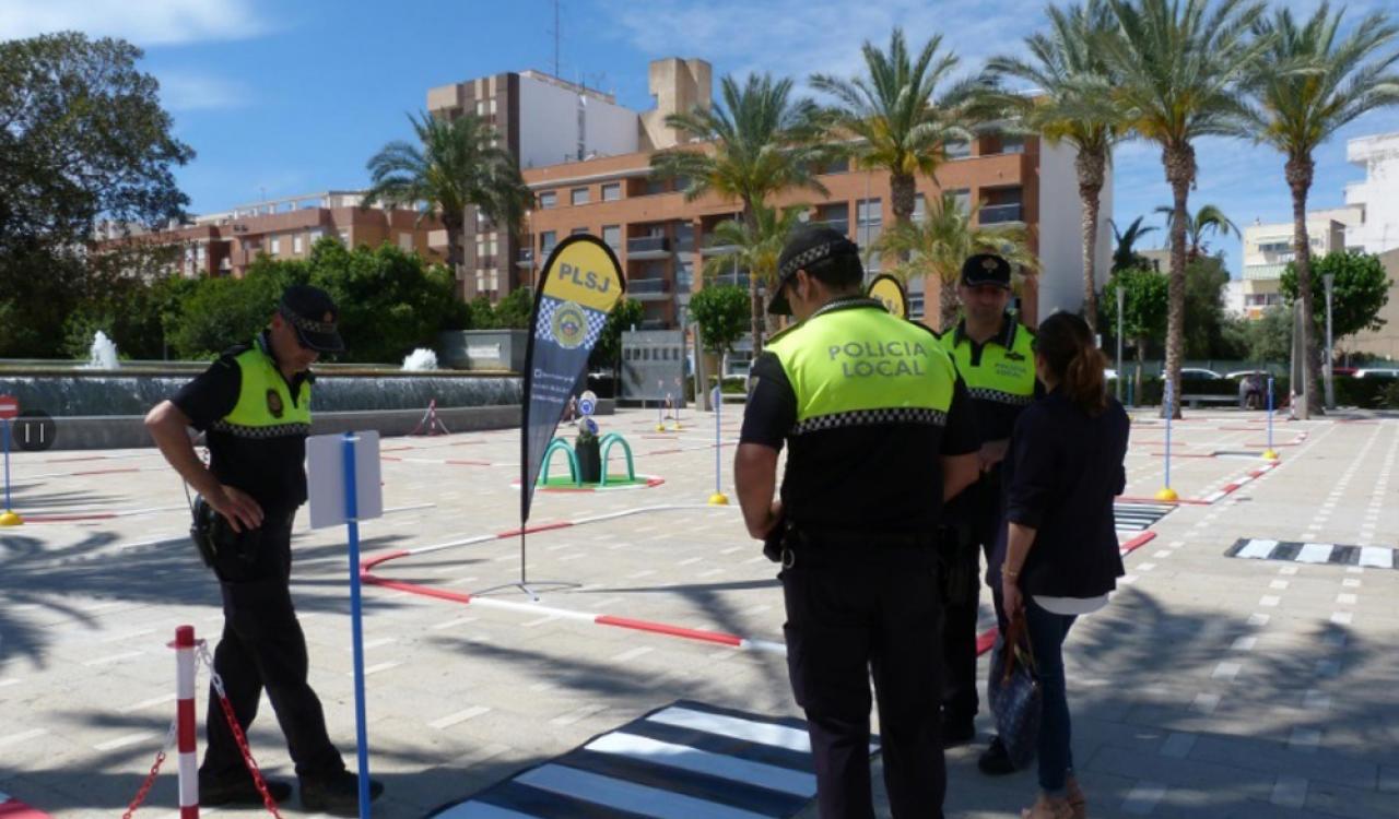 Varios policías en el nuevo parque vial móvil