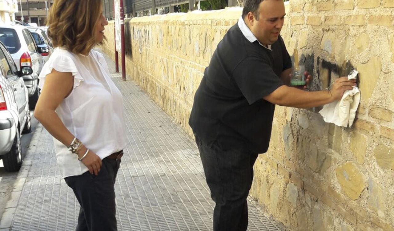 La concejala de Limpieza, Eva Delgado, junto al operario aplicando el nuevo producto de limpieza en la fachada del Parque Municipal 