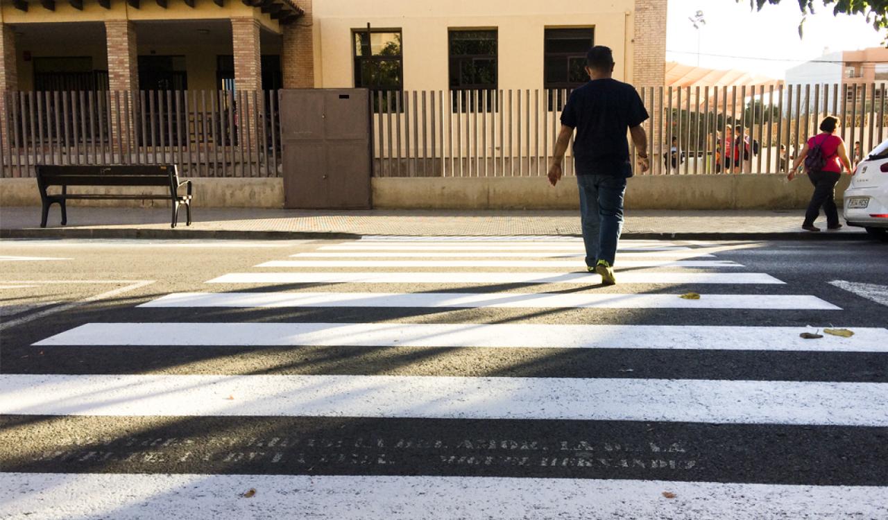 Paso de cebra frente al CEIP Cristo de la Paz