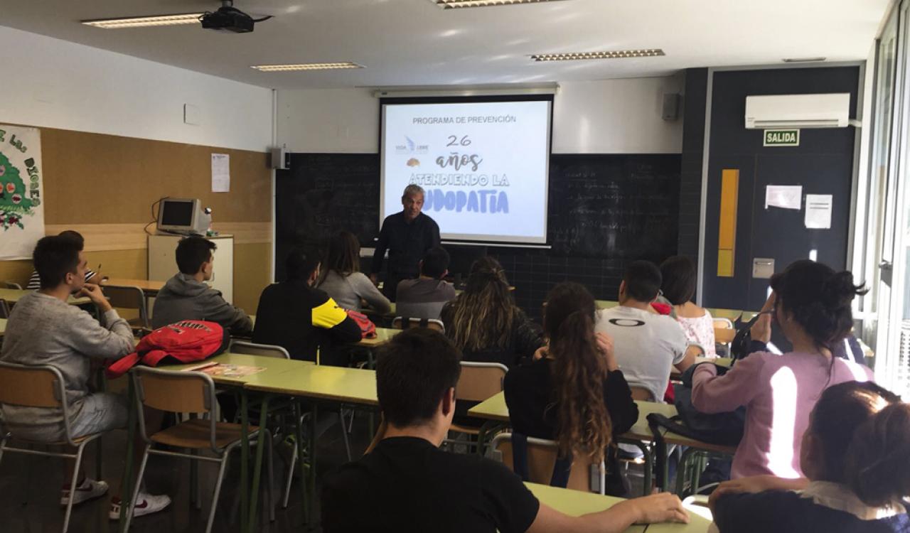 José Antonio Castaño junto a los alumnos del IES Lloixa