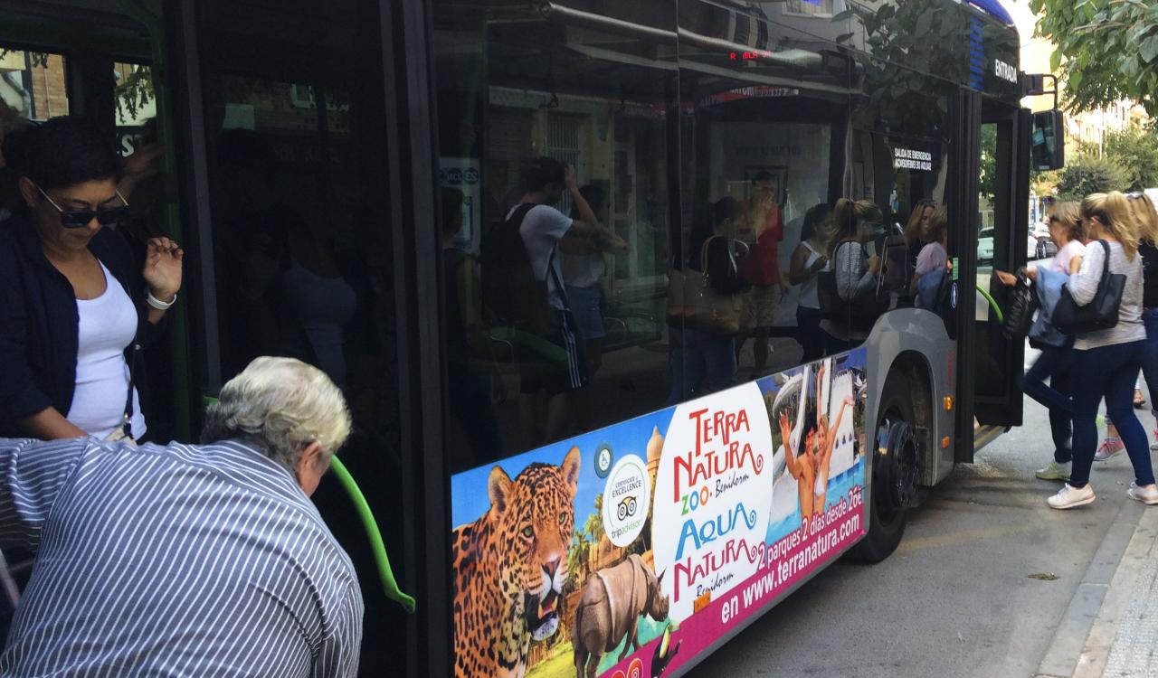 Vecinos utilizando el transporte público