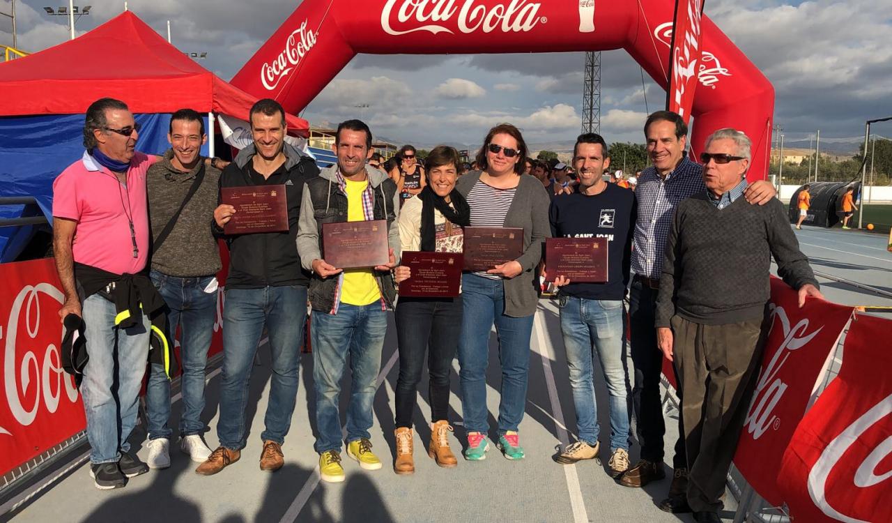 Foto de todos los atletas, Grupo Brotons y el concejal de Deportes