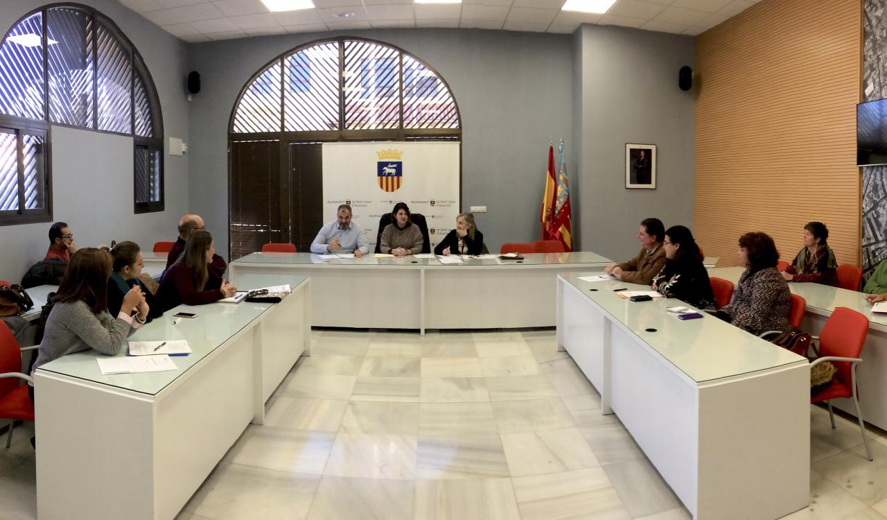 Foto del Consell Escolar Municipal durant la reunió