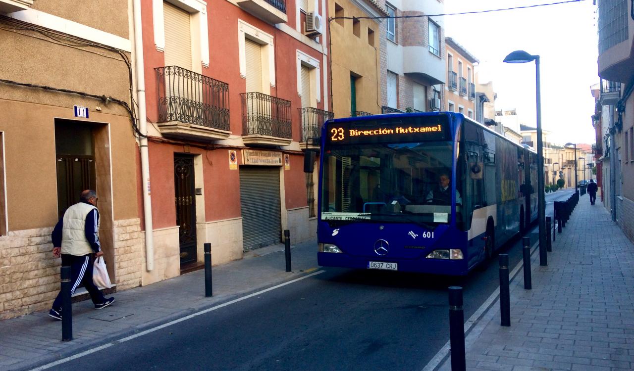 Autobús en el nucli històric