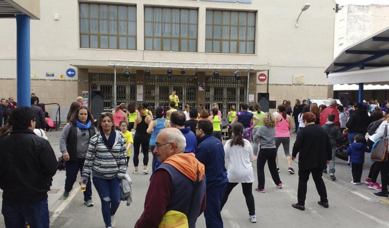 Festeros y festeras durante la sesión de zumba