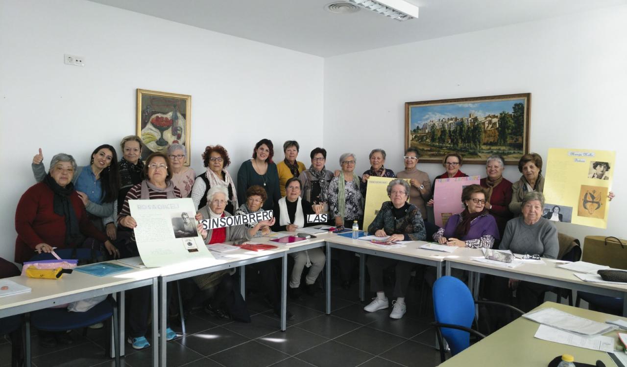 Concejala de Tercera Edad junto a las componentes del taller