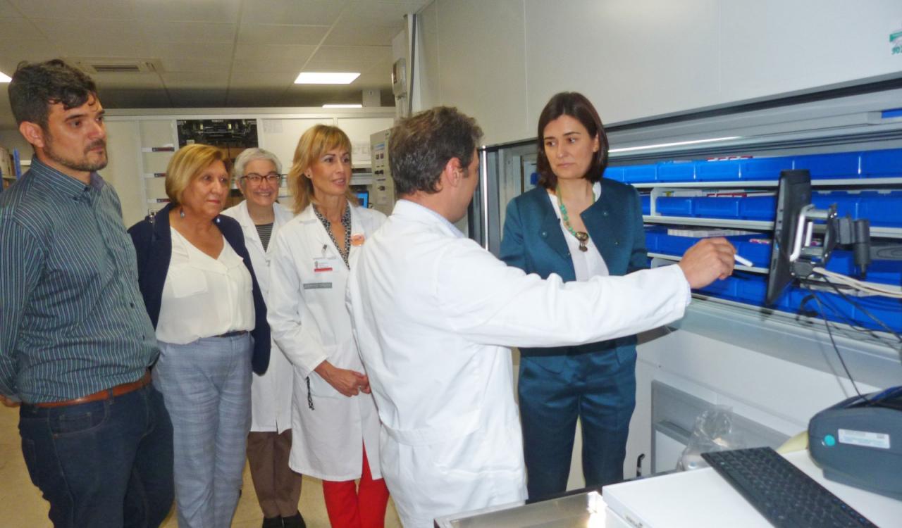 Jaime Albero y Carmen Montón en el reformado Servicio de Farmacia