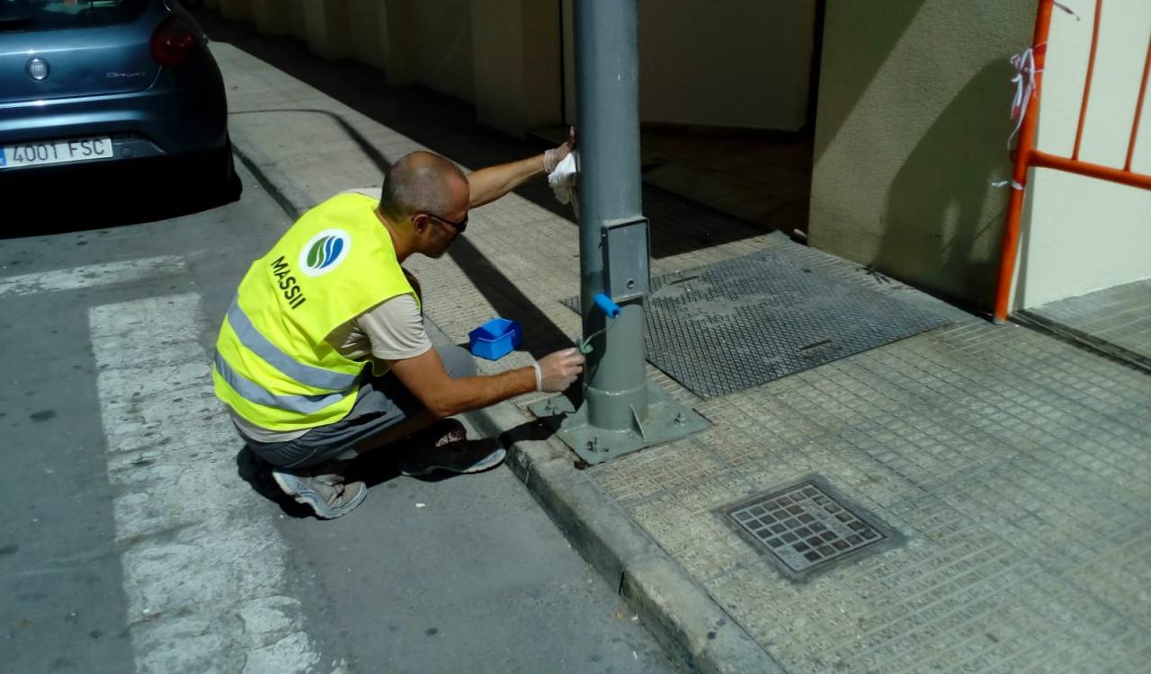 Operario aplicando el tratamiento sobre una farola