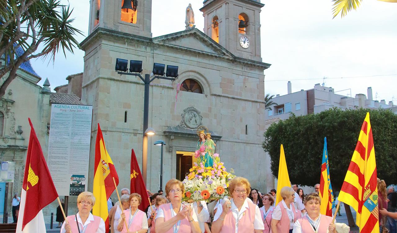 Asociación María Auxiliadora frente a la iglesia parroquial