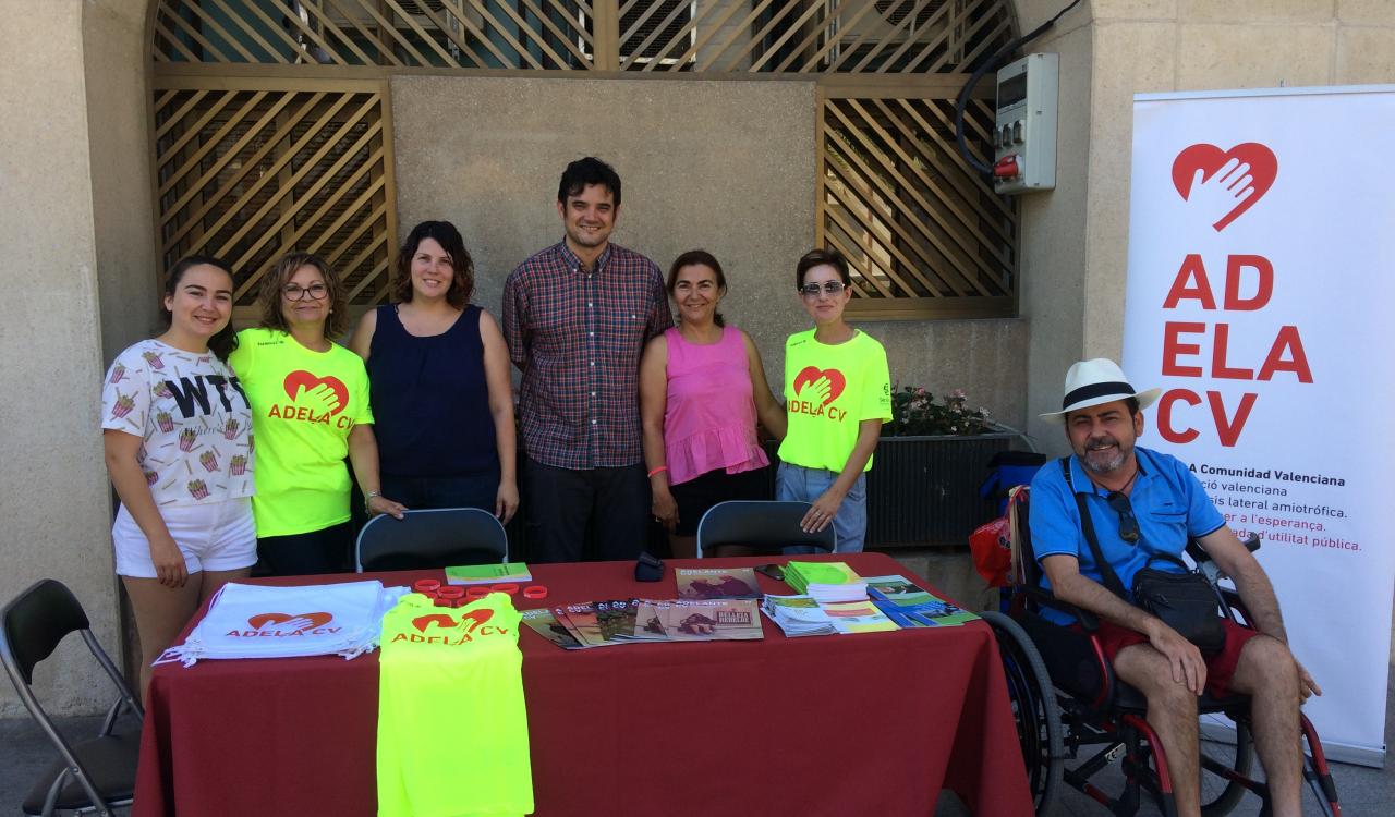 Mesa informativa frente al Ayuntamiento