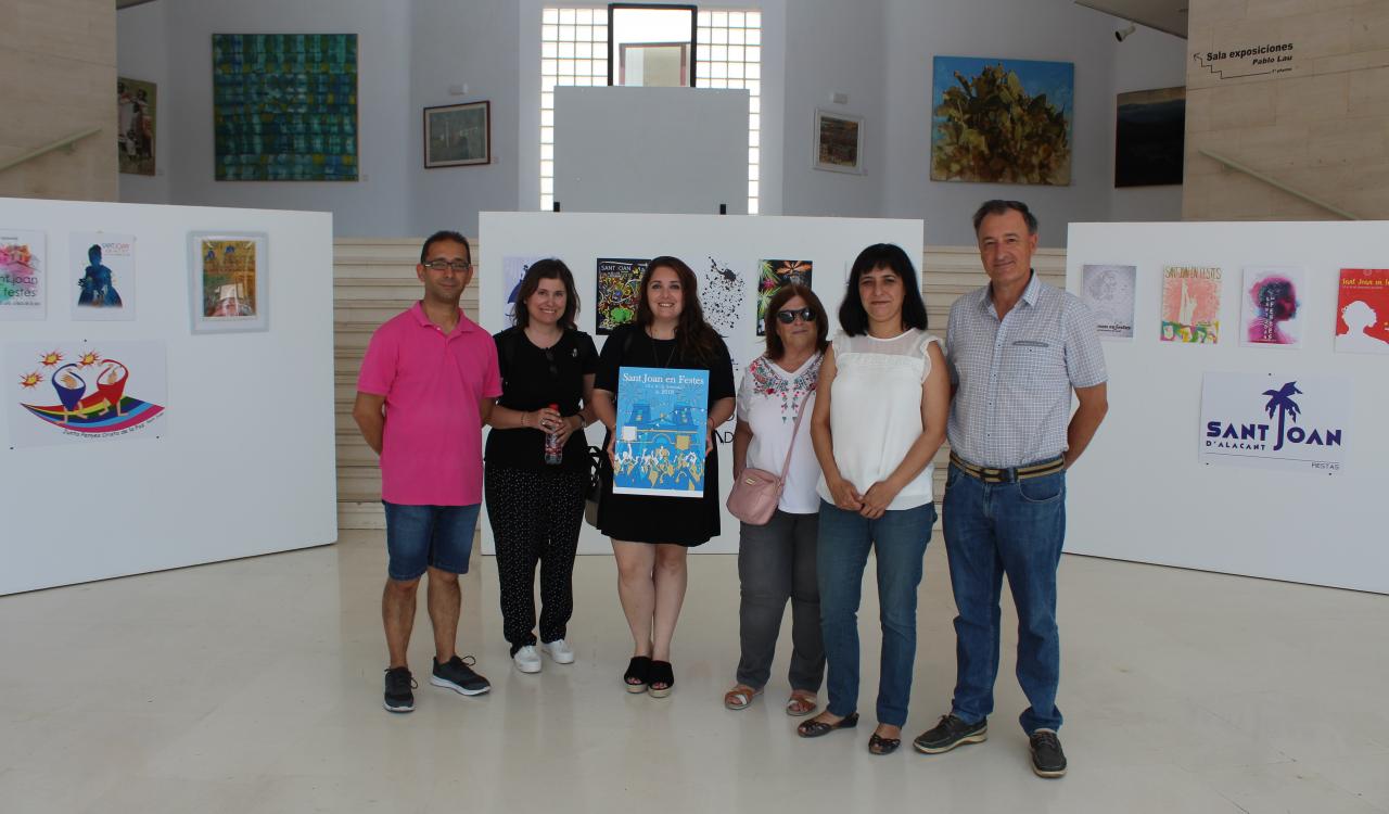 Jurado del concurso con la obra ganadora