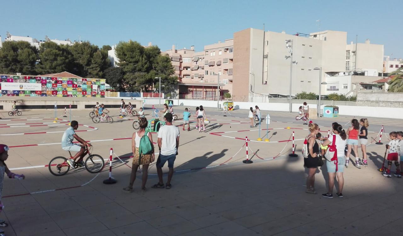 Plaza de La Ordana repleta de gente disfrutando del Miercoles sobre Ruedas