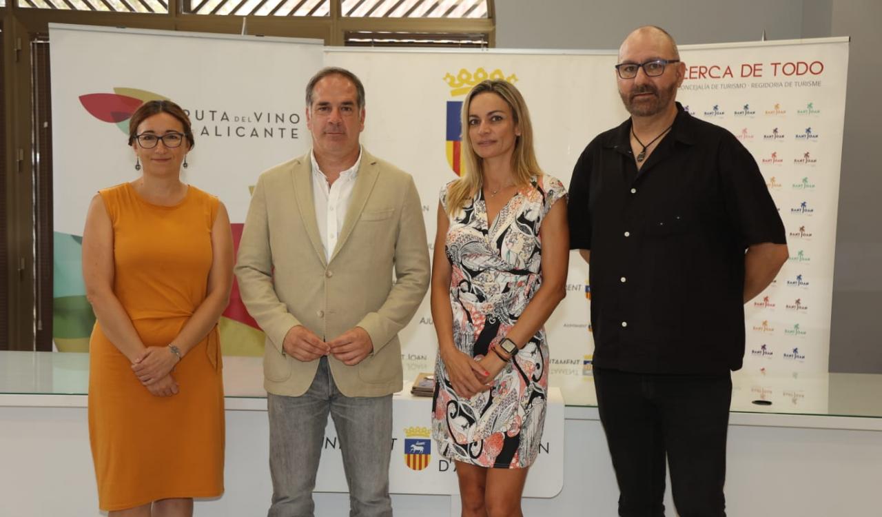 En la foto Lourdes Rubio, Grte. Ruta del Vino, Santiago Román, Alcalde de Sant Joan, María Miñano, Pta. Ruta del Vino y Manel Giner, Concejal de Fomento Económico y promotor de esta iniciativa.